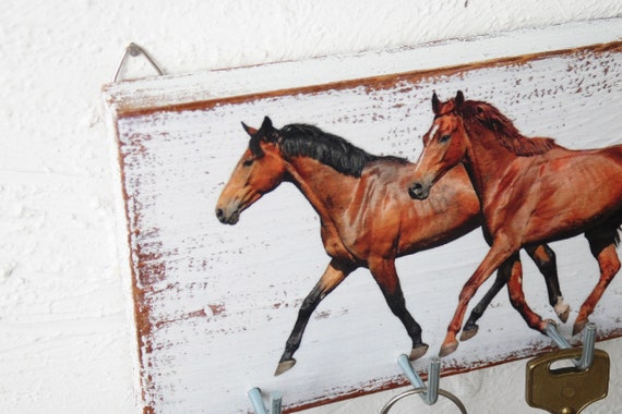 Horse key holder for wall clearance