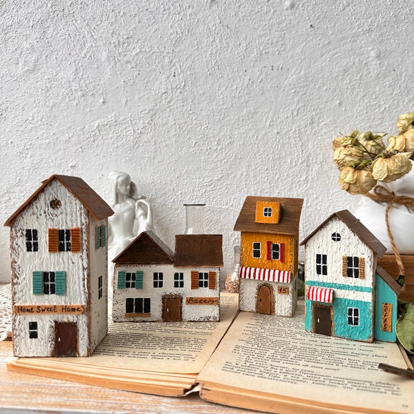 Piccole case di legno, casa gialla in miniatura, casetta rustica, decorazione del vassoio a più livelli