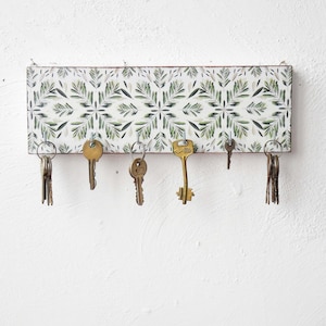 Key holder for wall, green ornament, Key holder 6 hooks, Herb Pattern, Rustic Entryway Organizer