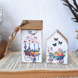 Set mit zwei handgefertigten Holzhäusern mit floralem Warenkorb-Design | Rustikales Holz Dekor