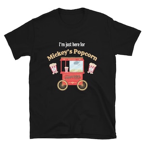 私はミッキーのポップコーン半袖ユニセックスTシャツ、ディズニー風、ディズニーランド、ミッキー、ポップコーンカート、休暇、ディズニースナックのためにここに来ました