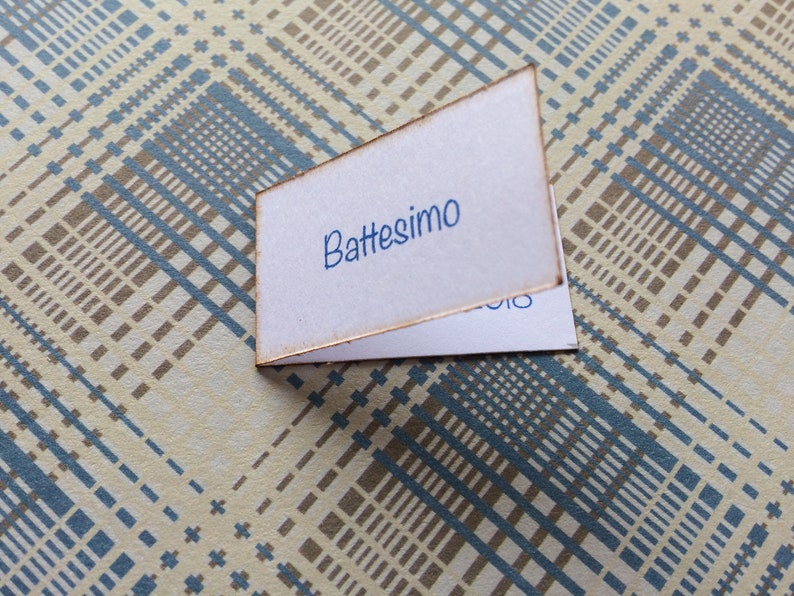 Bigliettini battesimo bambino bomboniera cartoncino bianco liscio scritta azzurra