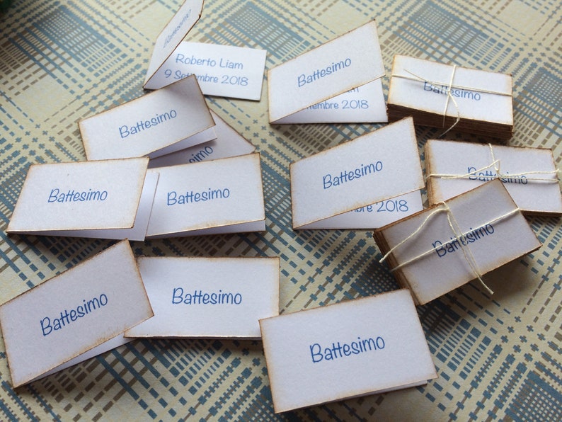 Bigliettini battesimo bambino bomboniera cartoncino bianco liscio scritta azzurra
