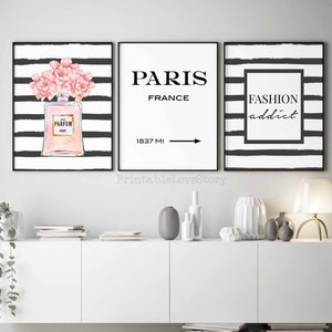 Op de afbeelding: Drie zwart-wit gestreepte prints met tekst. De linker print toont een roze parfumflesje met bloemen. De middelste print zegt "Paris France 1837 mi" met een pijl naar rechts. De rechter print zegt "Fashion addict".