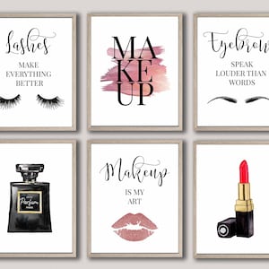 Op de afbeelding: Zes afdrukbare wandkunstprints met make-up-thema citaten en illustraties. De prints bevatten citaten zoals "Wimperextensions maken alles beter", "Make-up is mijn kunst" en "Wenkbrouwen spreken harder dan woorden".