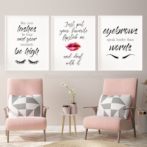 Op de afbeelding: Drie printbare wandkunstprints met inspirerende citaten over schoonheid en make-up. De eerste print toont een paar wimpers en de tekst "Moge je wimpers lang zijn en je normen hoog". De tweede print toont een rode lippenstift en de tekst "Doe gewoon je favoriete lippenstift op en ga ermee om". De derde print toont een paar wenkbrauwen en de tekst "Wenkbrauwen spreken harder dan woorden".