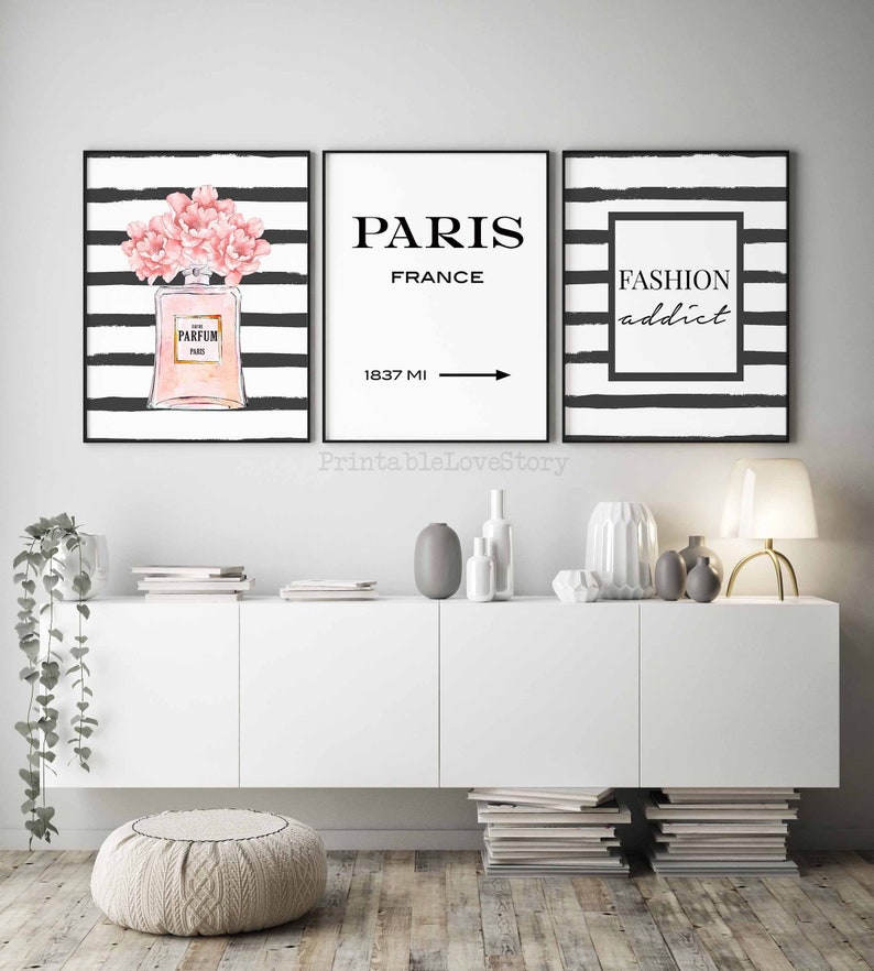 Op de afbeelding: Drie zwart-wit gestreepte prints met tekst. De linker print toont een roze parfumflesje met bloemen. De middelste print zegt "Paris France 1837 mi" met een pijl naar rechts. De rechter print zegt "Fashion addict".