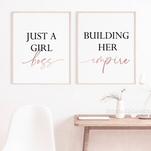 Puede incluir: Dos impresiones enmarcadas con citas motivacionales. La impresi&oacute;n de la izquierda dice "Just a girl boss" en texto negro con la palabra "boss" en escritura dorada rosa. La impresi&oacute;n de la derecha dice "Building her empire" en texto negro con la palabra "empire" en escritura dorada rosa.