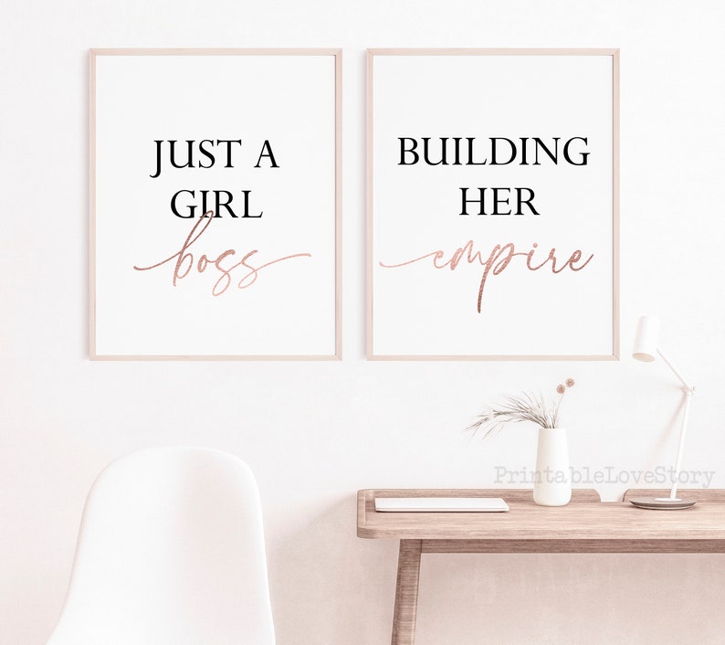 Puede incluir: Dos impresiones enmarcadas con citas motivacionales. La impresi&oacute;n de la izquierda dice "Just a girl boss" en texto negro con la palabra "boss" en escritura dorada rosa. La impresi&oacute;n de la derecha dice "Building her empire" en texto negro con la palabra "empire" en escritura dorada rosa.