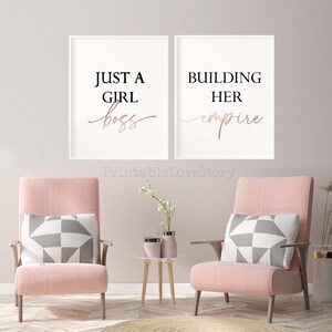 Puede incluir: Dos impresiones enmarcadas con citas inspiradoras. La primera impresi&oacute;n dice "Just a girl boss" en texto negro con la palabra "boss" en oro rosa. La segunda impresi&oacute;n dice "Building her empire" en texto negro con la palabra "empire" en oro rosa.