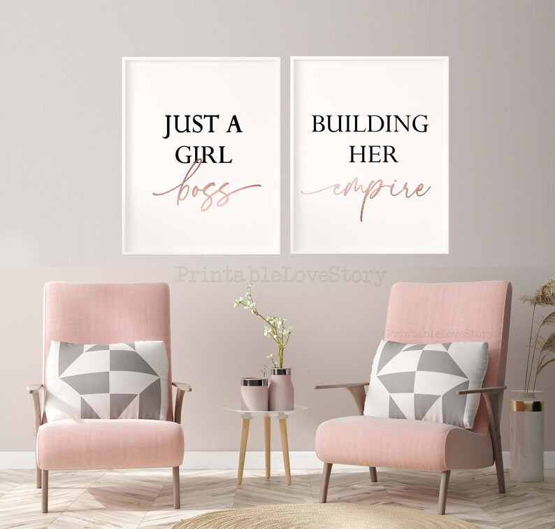 Puede incluir: Dos impresiones enmarcadas con citas inspiradoras. La primera impresi&oacute;n dice "Just a girl boss" en texto negro con la palabra "boss" en oro rosa. La segunda impresi&oacute;n dice "Building her empire" en texto negro con la palabra "empire" en oro rosa.