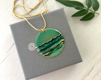 Pendant 3.2 cm diameter green and gold landscape design