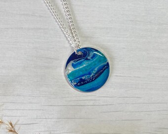 Pendant 2 cm diameter blue and silver ocean design
