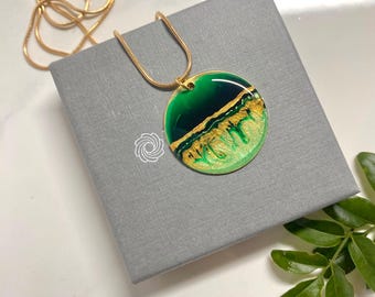 Pendant 2.8 cm diameter green & gold nature design