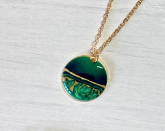 Pendant 1.7 cm diameter green & gold nature design