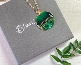 Pendant 2 cm diameter green & gold nature design