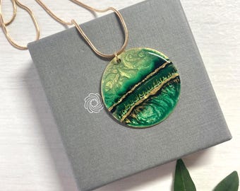 Pendant 3.2 cm diameter green and gold landscape design