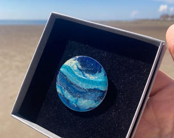 Brooch 3.8 cm diameter blue and silver ocean design