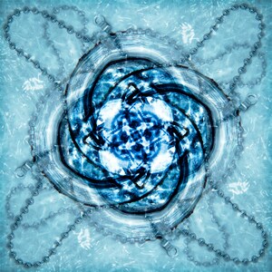 Könnte beinhalten: Abstrakte digitale Kunst in Blau- und Weißtönen mit einem zentralen Spiraldesign. Das Kunstwerk zeigt ein wirbelndes Muster mit Kaleidoskopeffekt, umgeben von einer kettenartigen Umrandung. Die Farbpalette besteht hauptsächlich aus Blau- und Weißtönen.