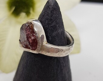 Unique ring in silver with garnet raw stone