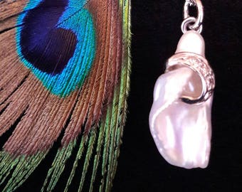 beautiful Sweetwaterpearl as pendence in 14ct whitegold with brillant, unikat, handmade