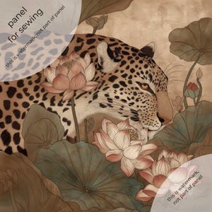 Könnte beinhalten: Ein digitales Kunstpanel zum Nähen mit einem Jaguar inmitten von Lotusblumen und Blättern. Der Jaguar hat ein geflecktes Fell und ist von rosa und grünen Elementen umgeben. Der Text "panel for sewing" ist sichtbar.