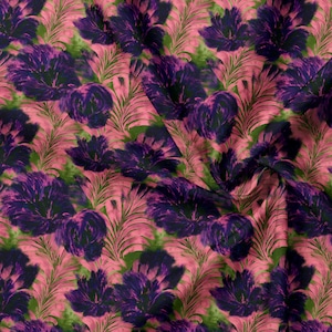 Könnte beinhalten: Ein Stoff mit einem sich wiederholenden Muster aus dunkelvioletten Blumen und grünen palmenartigen Blättern auf einem leuchtend rosa Hintergrund. Das Textil zeigt ein dichtes, überlappendes Blumendesign mit komplexen Blattdetails.