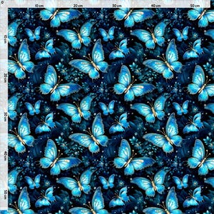 Op de afbeelding: Een naadloos patroon met blauwe vlinders met gouden accenten op een donkerblauwe achtergrond. De vlinders zijn gerangschikt in een herhalend patroon, wat een gevoel van beweging en energie creëert.