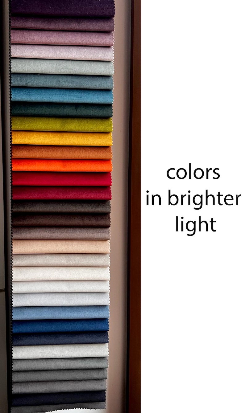 Peut inclure: Un nuancier de tissus pr&eacute;sentant une vari&eacute;t&eacute; de couleurs, notamment le violet, le gris, le bleu, le vert, le jaune, l'orange, le rouge, le marron, le beige, le blanc et le noir. Le texte "colors in brighter light" est visible sur le c&ocirc;t&eacute; droit de l'image.