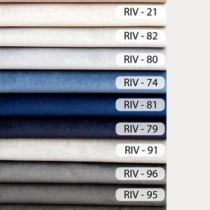 Peut inclure: Une carte de nuanciers avec 13 &eacute;chantillons de tissus dans diff&eacute;rentes couleurs, notamment beige, blanc, bleu, gris et noir. Chaque &eacute;chantillon est &eacute;tiquet&eacute; avec un code, tel que "RIV - 24", "RIV - 16" et "RIV - 100".