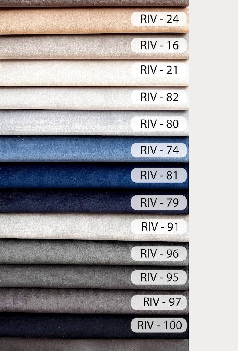 Peut inclure: Une carte de nuanciers avec 13 &eacute;chantillons de tissus dans diff&eacute;rentes couleurs, notamment beige, blanc, bleu, gris et noir. Chaque &eacute;chantillon est &eacute;tiquet&eacute; avec un code, tel que "RIV - 24", "RIV - 16" et "RIV - 100".