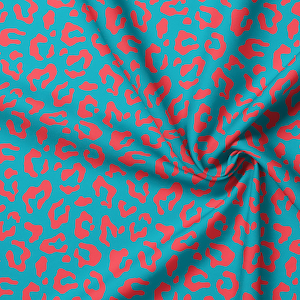 Könnte beinhalten: Ein Stoff mit einem sich wiederholenden Leopardenmuster in leuchtendem Korallenrot auf einem hellen Türkisblau. Das Material ist in einer weichen Spirale gerafft, was die Textur und das durchgehende Tiermuster deutlich zur Geltung bringt.
