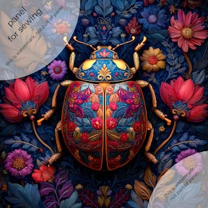 Puede incluir: Panel digital para costura que presenta un gran escarabajo adornado con una cabeza azul y dorada y un cuerpo estampado colorido. El fondo es un diseño floral azul oscuro con varias flores rojas, rosas y moradas. El texto dice: 'panel for sewing'.