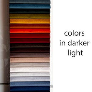 Peut inclure: Un nuancier de tissus avec une vari&eacute;t&eacute; de couleurs dispos&eacute;es du plus fonc&eacute; au plus clair. Les couleurs comprennent le noir, le gris, le bleu, le rouge, l'orange, le jaune et le brun.