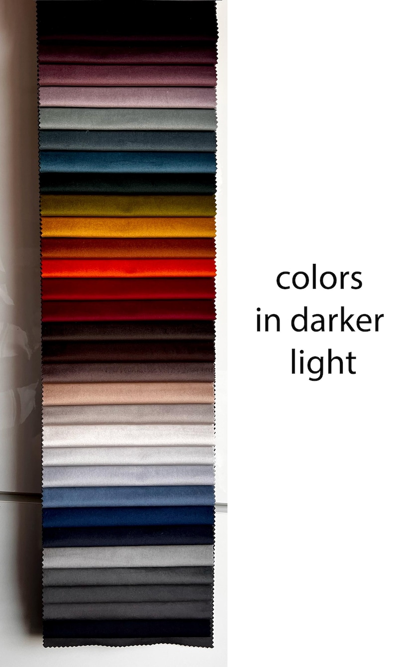 Peut inclure: Un nuancier de tissus avec une vari&eacute;t&eacute; de couleurs dispos&eacute;es du plus fonc&eacute; au plus clair. Les couleurs comprennent le noir, le gris, le bleu, le rouge, l'orange, le jaune et le brun.