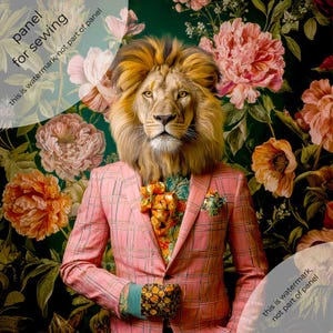Peut inclure: Impression numérique d'un lion portant un costume à carreaux rose avec des détails floraux. Le fond est vert foncé avec de grandes fleurs roses et oranges. Le texte "panel for sewing" est inclus.