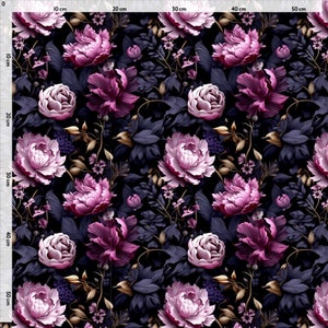 Pu&ograve; includere: Uno schema senza cuciture con fiori viola scuro e rosa con accenti dorati su uno sfondo nero.
