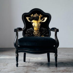 Op de afbeelding: Een zwarte fluwelen fauteuil met gebogen houten poten en armleuningen. De rugleuning toont een afbeelding van een giraf met een gouden kroon, zwarte bloemenkrans en een zwarte rucheskraag met een gouden kralenketting tegen een zwarte achtergrond.
