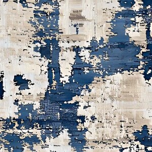 Könnte beinhalten: Abstraktes Kunstwerk mit strukturierter Oberfläche. Das Kunstwerk zeigt ein verwittertes Design mit Schichten aus Marineblau, Off-White und beiger Farbe, wodurch ein verwitterter Effekt entsteht. Die Komposition ist eine Mischung aus geometrischen und organischen Formen.