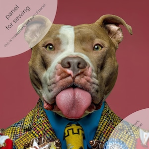 Op de afbeelding: Een naaipaneel met een portret van een bruin-witte hond met de tong uit de bek, gekleed in een blauw overhemd, een gele das met patroon en een geel-bruine geruite blazer. De tekst panel for sewing is zichtbaar in de hoek.