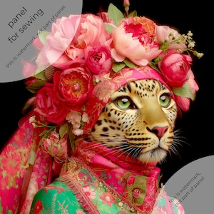 Könnte beinhalten: Ein Stoffpaneel zum Nähen mit einem Leoparden mit grünen Augen, der eine rosa Kopfbedeckung mit großen rosa und roten Blumen trägt. Der Leopard trägt ein gemustertes rosa-grünes Kleidungsstück. Der Text auf dem Bild lautet panel for sewing.