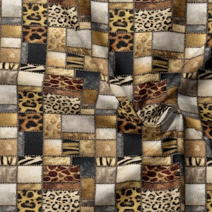 Puede incluir: Una tela con un diseño de patchwork de bloques cuadrados. El patrón consiste en varios estampados de animales, incluyendo manchas de leopardo, rayas de tigre y patrones de jirafa en tonos negro, marrón, bronceado, dorado y crema con costuras.
