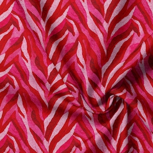 Può includere: Un tessuto con un motivo ripetitivo simile a quello di una zebra in tonalità vivaci di rosso, rosa acceso e rosa chiaro. Il materiale presenta una trama testurizzata con strisce diagonali che creano un senso di movimento sulla superficie.