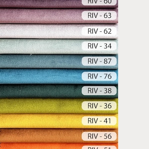 Peut inclure: Un nuancier de 14 &eacute;chantillons de tissu de diff&eacute;rentes couleurs et textures. Chaque &eacute;chantillon est &eacute;tiquet&eacute; avec un code, tel que "RIV - 69", "RIV - 60", etc.
