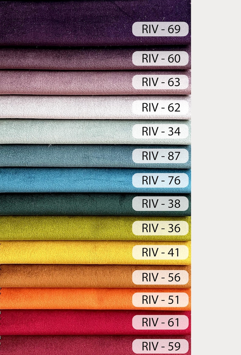 Peut inclure: Un nuancier de 14 &eacute;chantillons de tissu de diff&eacute;rentes couleurs et textures. Chaque &eacute;chantillon est &eacute;tiquet&eacute; avec un code, tel que "RIV - 69", "RIV - 60", etc.