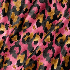 Peut inclure: Un tissu arborant un motif léopard vibrant composé de taches rose vif, or métallisé et noir uni. La matière présente une texture douce et légèrement plissée qui crée des ombres subtiles sur l'imprimé animal répétitif du textile.