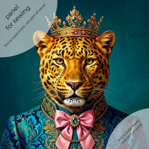 Könnte beinhalten: Ein Stoffpanel zum Nähen mit einem Leoparden, der eine goldene Krone mit bunten Edelsteinen und eine türkisfarbene gemusterte Jacke mit einer rosa Fliege und einem blauen Edelstein trägt. Der Text panel for sewing ist oben links zu sehen.