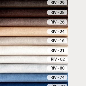 Peut inclure: Un nuancier de tissus avec diff&eacute;rentes nuances de rouge, marron, beige, blanc, bleu et noir. Chaque &eacute;chantillon est &eacute;tiquet&eacute; avec un code, tel que "RIV-61", "RIV-59" et "RIV-29".