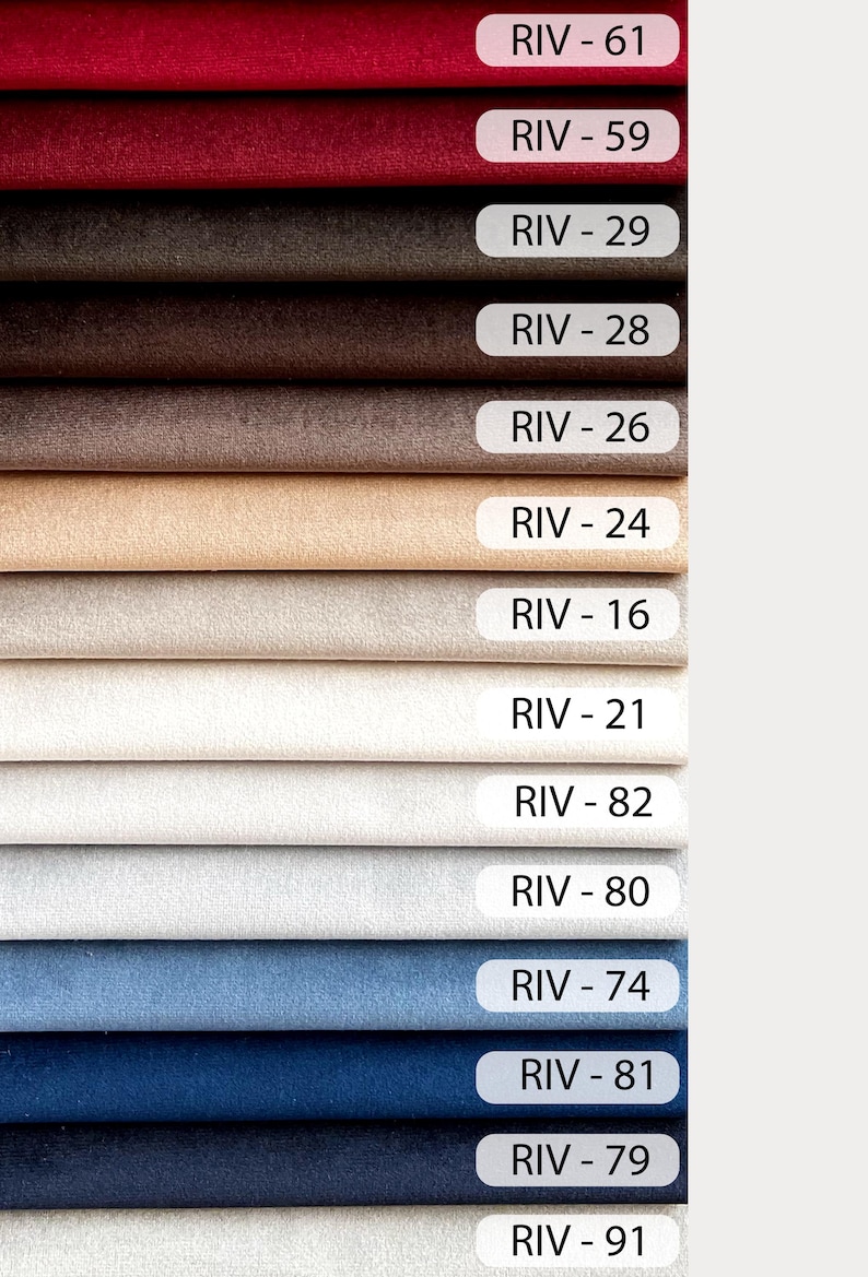 Peut inclure: Un nuancier de tissus avec diff&eacute;rentes nuances de rouge, marron, beige, blanc, bleu et noir. Chaque &eacute;chantillon est &eacute;tiquet&eacute; avec un code, tel que "RIV-61", "RIV-59" et "RIV-29".