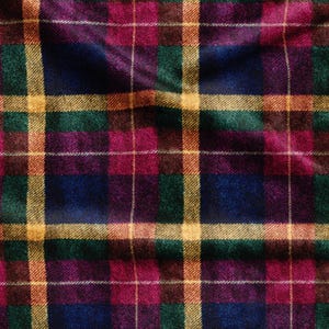 Può includere: Un tessuto caratterizzato da un classico motivo a quadri con linee che si intersecano in tonalità profonde di magenta, verde bosco e blu navy, accentuato da sottili strisce orizzontali e verticali giallo brillante che creano un motivo a griglia.
